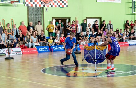 Grali i licytowali dla Adama