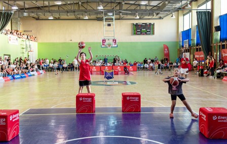 Grali i licytowali dla Adama