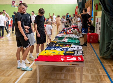 Grali i licytowali dla Adama