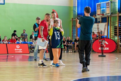 Grali i licytowali dla Adama