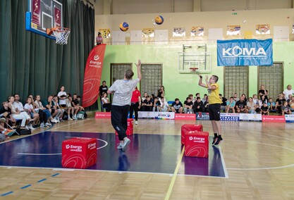 Grali i licytowali dla Adama