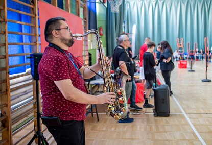 Grali i licytowali dla Adama