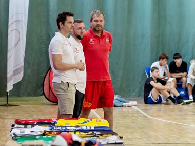 Grali i licytowali dla Adama