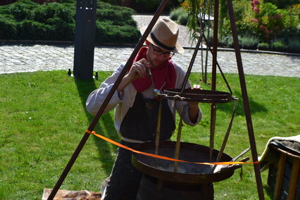 W Lipcach Reymontowskich na dziedzińcu Biblioteki
