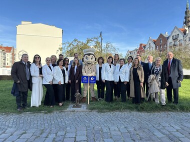 \"Służba ponad własne korzyści\"