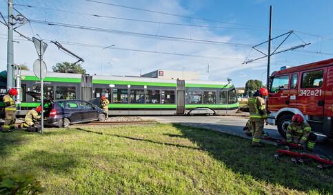Kolizja z tramwajem na rondzie Zamech