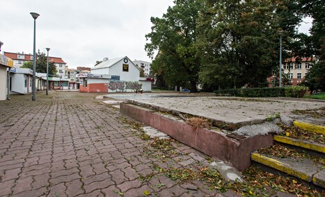 Więcej zieleni koło czołgu