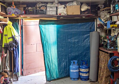 70-latek od pół roku mieszka w garażu, bez wody i ogrzewania