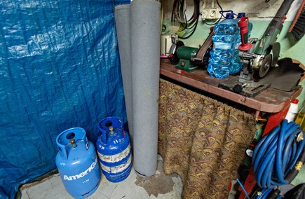 70-latek od pół roku mieszka w garażu, bez wody i ogrzewania