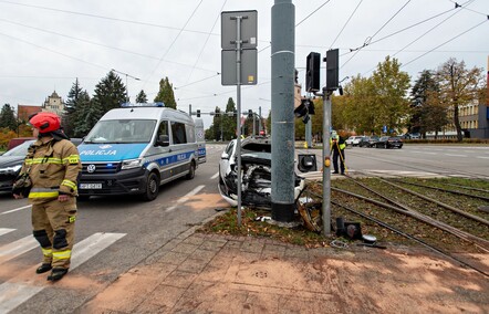 Próbował uniknąć zderzenia, uderzył w słup