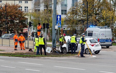 Próbował uniknąć zderzenia, uderzył w słup Próbował uniknąć zderzenia, uderzył w słup