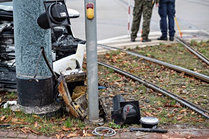 Próbował uniknąć zderzenia, uderzył w słup