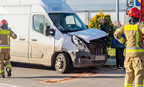 Kolizja auta dostawczego z tramwajem