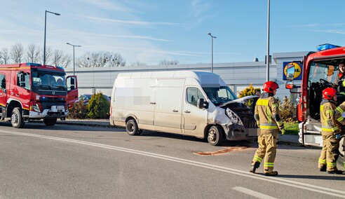 Kolizja auta dostawczego z tramwajem