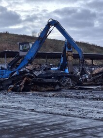 Rozpoczęła się rozbiórka spalonej sortowni odpadów