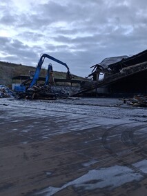 Rozpoczęła się rozbiórka spalonej sortowni odpadów