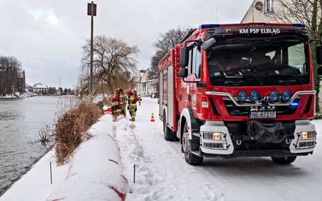 Stan alarmowy na rzece Elbląg. Bulwar i ulica Panieńska zamknięte  (tekst aktualizowany) 