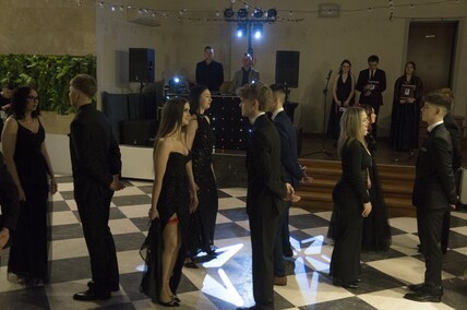 \"Studniówka niepowtarzalna jak każdy z was\"