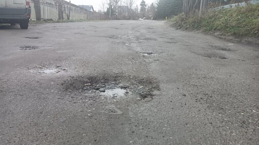 Buble nie dają spokoju mieszkańcom osiedla, deweloper milczy