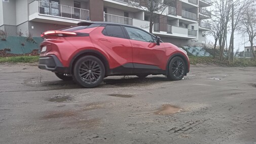 Buble nie dają spokoju mieszkańcom osiedla, deweloper milczy