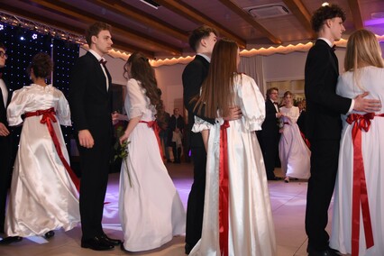 \"Między młodzieńczą beztroską a dojrzałością\". Studniówka II LO