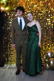 \"Między młodzieńczą beztroską a dojrzałością\". Studniówka II LO