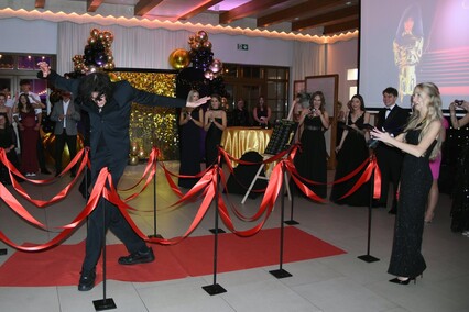 \"Między młodzieńczą beztroską a dojrzałością\". Studniówka II LO