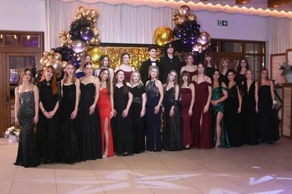 \"Między młodzieńczą beztroską a dojrzałością\". Studniówka II LO