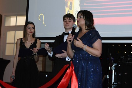 \"Między młodzieńczą beztroską a dojrzałością\". Studniówka II LO