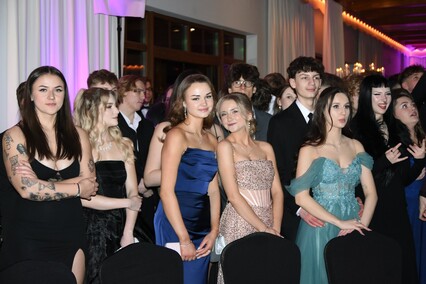 \"Między młodzieńczą beztroską a dojrzałością\". Studniówka II LO