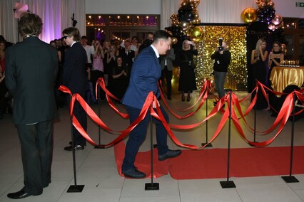 \"Między młodzieńczą beztroską a dojrzałością\". Studniówka II LO