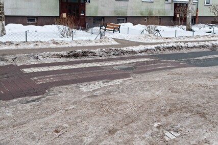 Chodniki skute lodem. Gdzie zgłaszać problem?