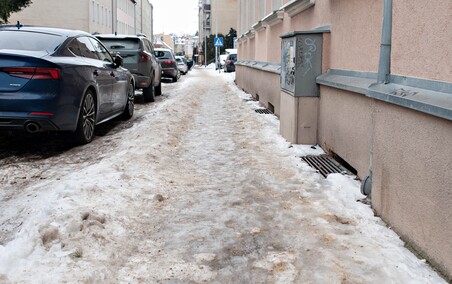 Chodniki skute lodem. Gdzie zgłaszać problem?