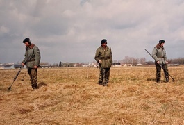 Warto zwrócić uwagę na umundurowanie żołnierzy sprawdzających teren lotniska. Kurtki z kamuflażem typu "moro" odchodzącym do lamusa. Spodnie już z nowym "plamiakiem".