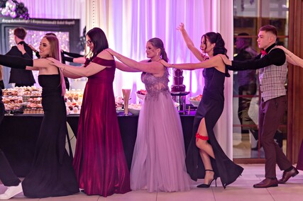 \"Jest energia na dobrą imprezę!\" Studniówka ZSEiO