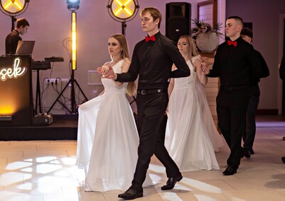 \"Jest energia na dobrą imprezę!\" Studniówka ZSEiO