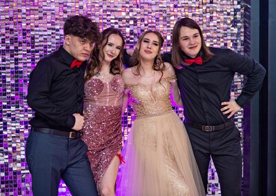 \"Jest energia na dobrą imprezę!\" Studniówka ZSEiO