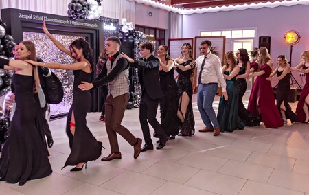 \"Jest energia na dobrą imprezę!\" Studniówka ZSEiO