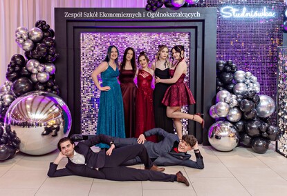 \"Jest energia na dobrą imprezę!\" Studniówka ZSEiO