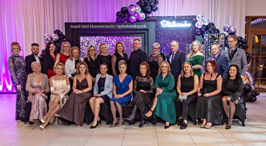 \"Jest energia na dobrą imprezę!\" Studniówka ZSEiO