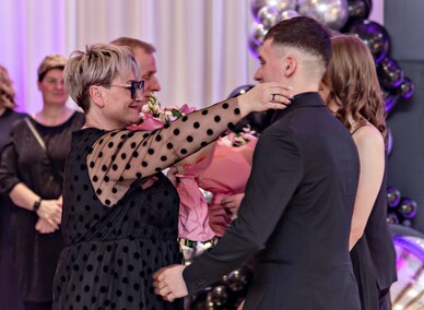 \"Jest energia na dobrą imprezę!\" Studniówka ZSEiO