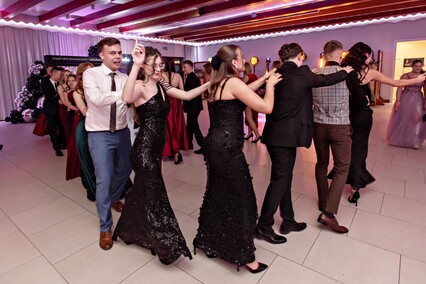 \"Jest energia na dobrą imprezę!\" Studniówka ZSEiO