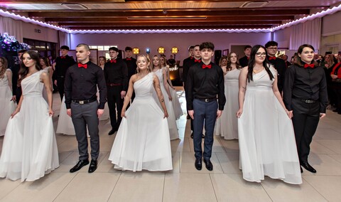 \"Jest energia na dobrą imprezę!\" Studniówka ZSEiO