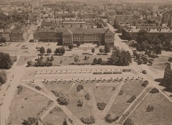 Widok z wieży kościoła pw. św. Mikołaja na plac Słowiański; na pierwszym planie robotniczy Zamechu (późniejszy Arbiter)