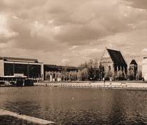 Po lewej stronie duma elbląskiego przemysłu - Zakłady Mechaniczne  im. gen. Karola Świerczewskiego (Zamech), po prawej podominikański kościół, siedziba Galerii EL.