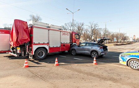 Zderzyli się z wozem strażackim. Utrudnienia na skrzyżowaniu  (aktualizacja) 