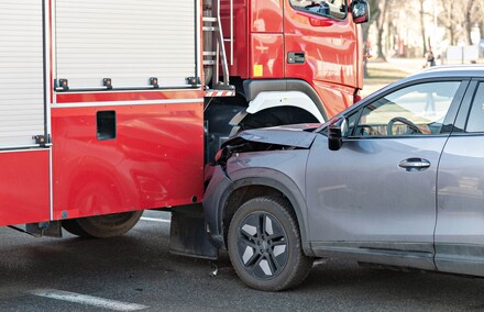 Zderzyli się z wozem strażackim. Utrudnienia na skrzyżowaniu  (aktualizacja) 
