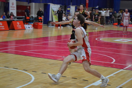 Elbasket wygrywa z liderem