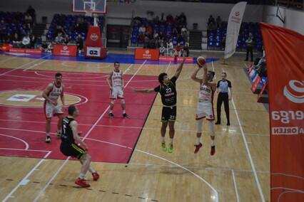 Elbasket wygrywa z liderem