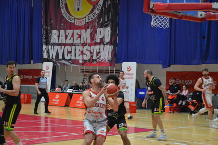 Elbasket wygrywa z liderem